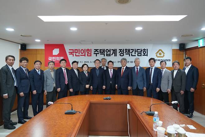 정원주(오른쪽 여섯 번째) 대한주택건설협회 회장과 권영진(오른쪽 일곱 번째) 국민의힘 의원 등 관계자들이 지난 11일 서울 영등포구 주택건설회관에서 주택시장 회복을 위한 정책간담회를 갖고 기념촬영을 하고 있다. /대한주택건설협회