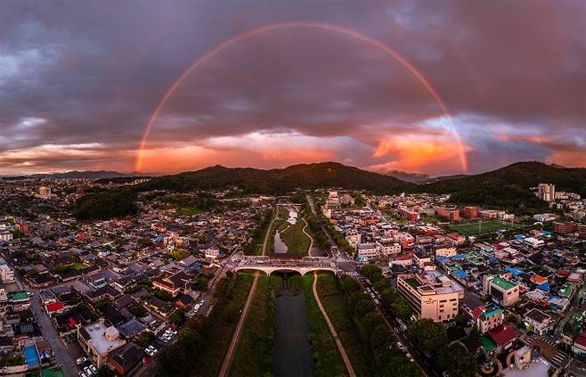 전주 한옥마을 위로 무지개가 뜬 장면을 담아낸 '한옥마을 위 무지개'. 기상청 제공(촬영 유광현 )