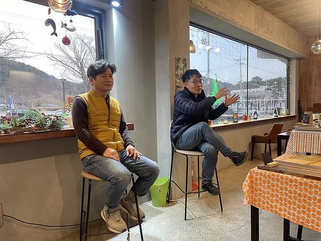 동고동락협동조합 이종수 이사장(왼쪽)과 ‘삶전환연구소’ 허남혁 대표. 이유진 기자