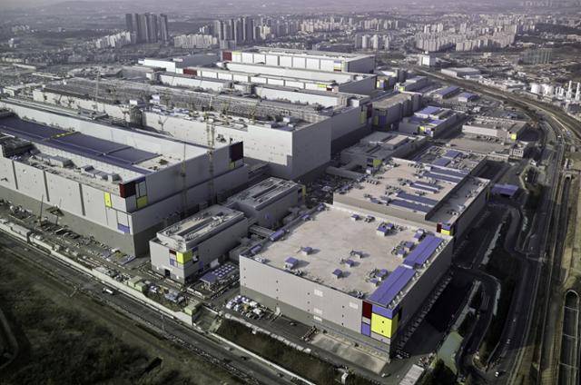 헬기를 타고 상공에서 내려다본 경기 평택시 삼성전자 평택캠퍼스 모습. 한국일보 자료사진