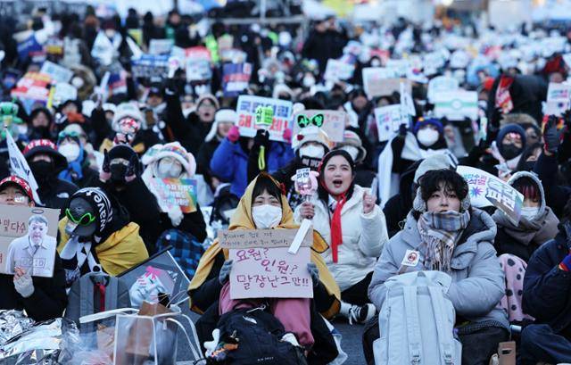 지난달 8일 오후 서울 경복궁역 일대에서 열린 집회 참가자들이 형형색색의 피켓과 응원봉을 들고 윤석열 대통령 파면을 촉구하는 구호를 외치고 있다. 뉴스1