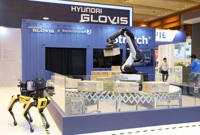 현대글로비스가 12일 서울 강남구 코엑스에서 '2025 스마트공장∙자동화산업전'에서 선보인 보스턴 다이내믹스의 물류 로봇 '스트레치'. 택배 상자를 들어 올리는 시연을 보이고 있다. 현대글로비스 제공