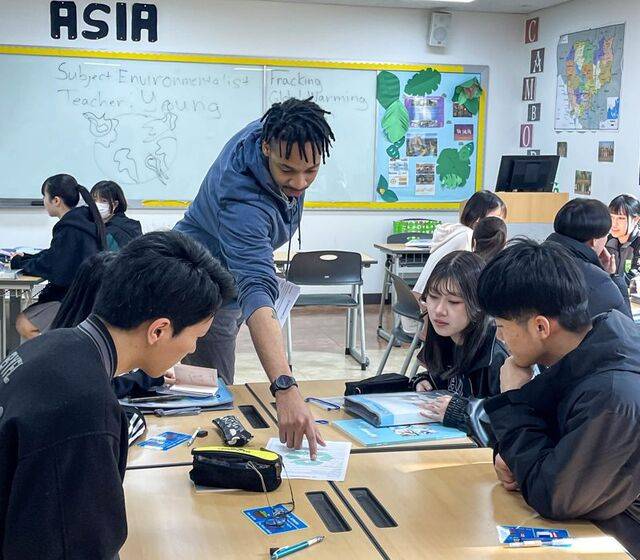 일본 고등전문학교 학생들이 대구 영어캠프서 원어민과 수업 중인 모습. 영진전문대