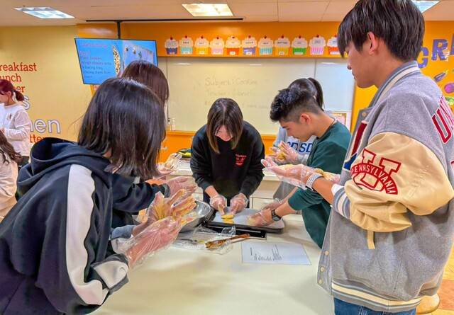 요리 수업을 통해 영어를 배우고 있는 일본 학생들 모습. 영진대학교