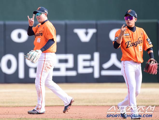 13일 부산 사직구장에서 열린 KBO리그 시범경기 롯데와 한화의 경기. 8회 실점을 막는 호수비를 펼친 한화 하주석. 부산=송정헌 기자songs@sportschosun.com/2025.03.13/