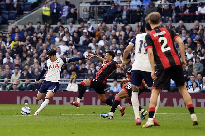 epa11951705 Son Heung-Min of Tottenham Hotspur (left) shoots during the English Premier League match between Tottenham Hotspur and AFC Bournmouth, in London, Britain, 09 March 2025. EPA/TIM KEETON EDITORIAL USE ONLY. No use with unauthorized audio, video, data, fixture lists, club/league logos, 'live' services or NFTs. Online in-match use limited to 120 images, no video emulation. No use in betting, games or single club/league/player publications.
<저작권자(c) 연합뉴스, 무단 전재-재배포, AI 학습 및 활용 금지>