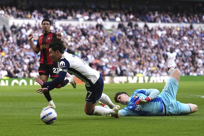 Bournemouth goalkeeper Kepa Arrizabalaga, right, challenges Tottenham Hotspur's Son Heung-Min which results in a penalty kick for Tottenham Hotspur, during the English Premier League soccer match between Tottenham Hotspur and Bournemouth, at the Tottenham Hotspur Stadium, in London, Sunday March 9, 2025. (Bradley Collyer/PA via AP) UNITED KINGDOM OUT; NO SALES; NO ARCHIVE; PHOTOGRAPH MAY NOT BE STORED OR USED FOR MORE THAN 14 DAYS AFTER THE DAY OF TRANSMISSION; MANDATORY CREDIT
<저작권자(c) 연합뉴스, 무단 전재-재배포, AI 학습 및 활용 금지>