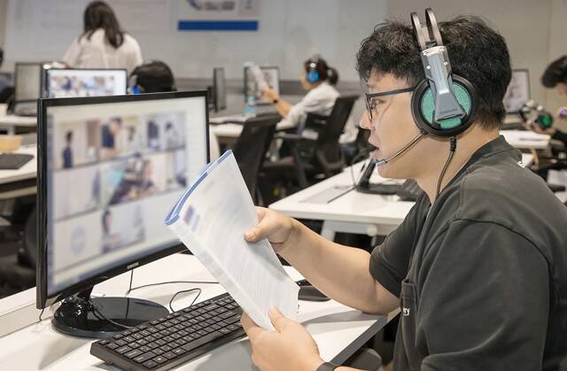 삼성그룹이 지난 10일부터 2025년 상반기 공채를 실시하고 있다. 사진은 지난해 10월 경기 용인 삼성전자 인재개발원에서 삼성전자 감독관이 삼성직무적성검사 응시자를 대상으로 예비 소집을 진행하는 모습. /삼성전자
