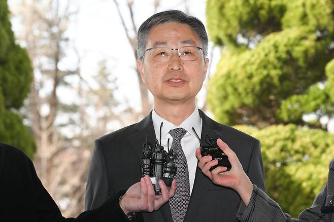 헌법재판소가 최재해 감사원장에 대한 국회의 탄핵소추를 기각해 업무에 복귀하게 된 최재해 감사원장이 13일 서울 종로구 감사원으로 출근하며 입장을 밝히고 있다. / 고운호 기자