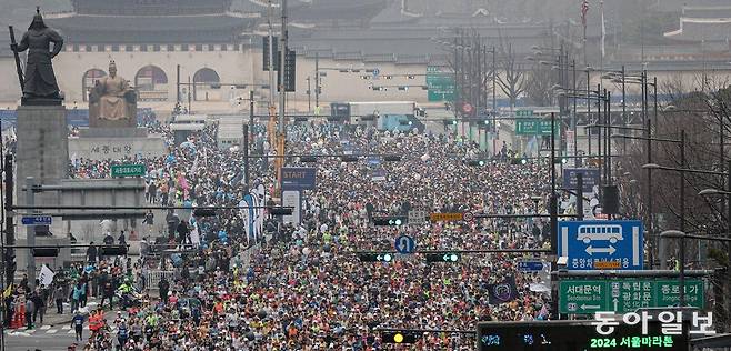 2025 서울마라톤 겸 제95회 동아마라톤이 16일 오전 8시 출발 총성을 울린다. 올해 마스터스 부문은 역대 최다인 4만 명이 참가 신청을 했다. 사진은 지난해 대회 참가자들이 서울 광화문광장에서 출발하는 모습. 동아일보DB