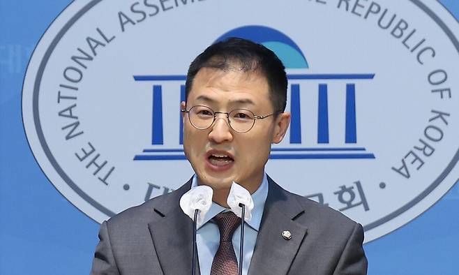 김상욱 국민의힘 의원이 지난해 12월10일 국회 소통관에서 윤석열 대통령의 사죄와 즉시 하야 등을 촉구하는 기자회견을 하고 있다. 연합뉴스