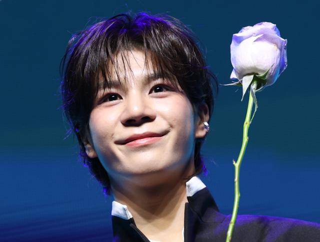 가수 정동원이 13일 오후 서울 이촌동 노들섬 라이브하우스에서 가진 두 번째 정규 앨범 키다리의 선물 쇼케이스에서 포즈를 취하고 있다.뉴스1