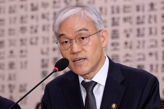 천대엽 법원행정처 처장이 12일 오후 서울 여의도 국회에서 열린 법제사법위원회 전체회의에서 의원 질의에 답변하고 있다. 뉴시스