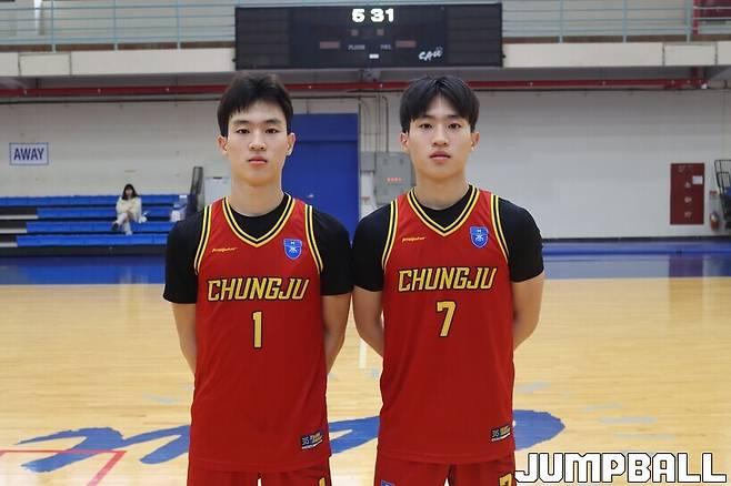 ▲충주고 3학년 장재동(우)-장진선(좌) 쌍둥이 형제