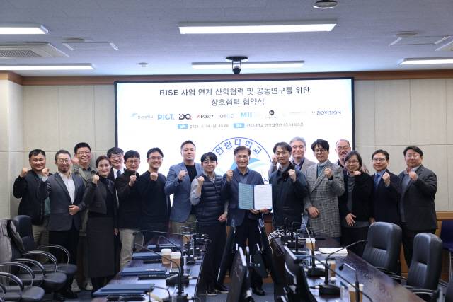 ▲ 한림대는 최근 교내에서 최양희 한림대 총장 등 대학 관계자들과 도내 ICT 기업 8곳의 대표 및 관계자 등이 참석한 가운데 ‘연구개발 전문인력 양성 및 나노디그리 교과목 운영을 통한 상호발전을 위한 협약’을 체결했다.
