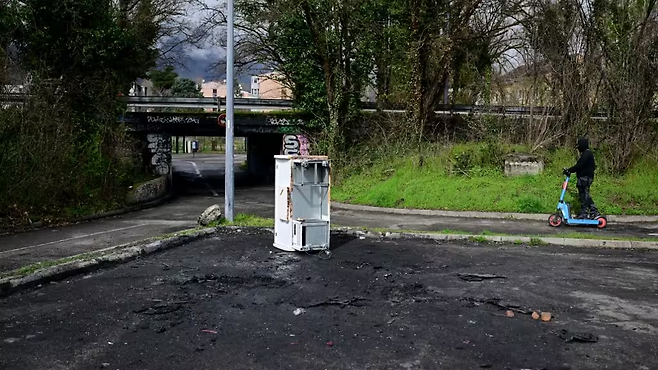 장피에르 말데라 총격 사건에서 범행에 사용된 차량이 불탄 채 발견된 주차장 모습. AFP연합뉴스