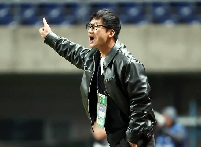 이정효 광주FC 감독이 12일 광주월드컵경기장에서 열린 비셀 고베와의 아시아축구연맹 챔피언스리그엘리트(ACLE) 16강 2차전에서 작전 지시를 하고 있다. 연합뉴스