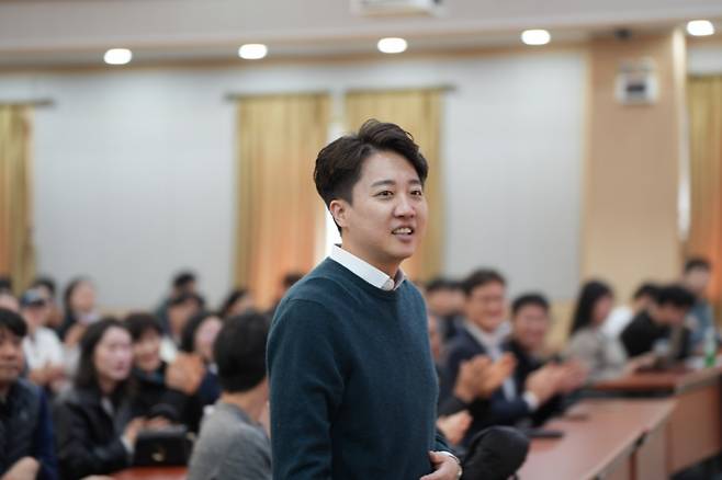 이준석 개혁신당 의원이 13일 대전시 유성구 국립한밭대에서 시민들을 대상으로 강연하는 모습. /사진=개혁신당.