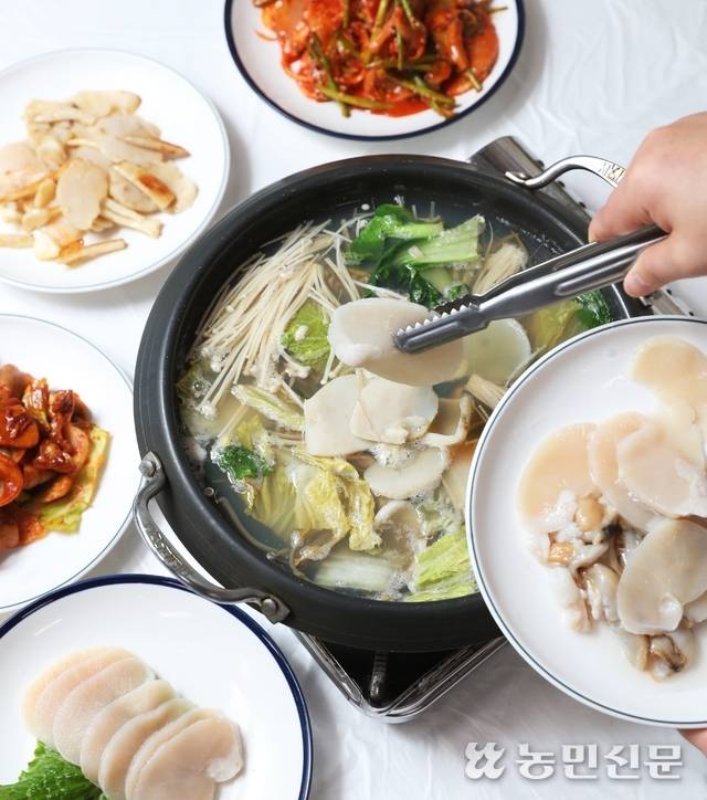 키조개 요리 한상. 샤부샤부(가운데)와 회무침(맨 위부터 시계 반대 방향으로), 버터구이, 두루치기, 관자회. 보령=백승철 프리랜서 기자