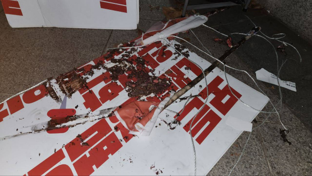 ▲11일 극우세력이 충북대학교에 찾아가 윤석열 대통령 퇴진을 촉구하는 학생들의 피켓을 뺴앗아 훼손했다.ⓒ윤석열퇴진전국대학생시국회의