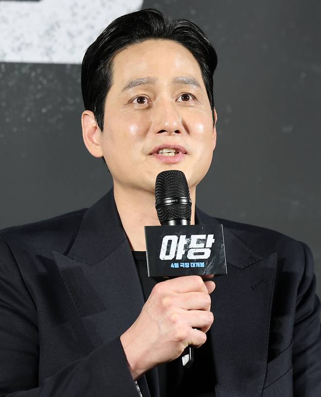 (서울=뉴스1) 권현진 기자 = 배우 박해준이 13일 오전 서울 강남구 삼성동 메가박스 코엑스점에서 열린 영화 '야당' 제작보고회에 참석해 취재진 질문에 답하고 있다. '야당'은 대한민국 마약판을 설계하는 브로커 '야당', 더 높은 곳에 오르려는 '검사', 마약 범죄 소탕에 모든 것을 건 ‘형사’가 서로 다른 목적을 가지고 엮이며 펼쳐지는 범죄 액션 영화다. 2025.3.13/뉴스1 Copyright (C) 뉴스1. All rights reserved. 무단 전재 및 재배포, AI학습 이용 금지. /사진=(서울=뉴스1) 권현진 기자