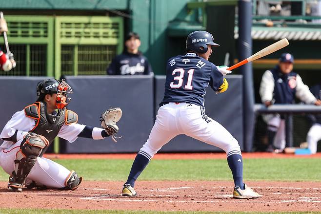 8일 청주야구장에서 열린 2025 KBO리그 두산 베어스와 한화 이글스의 경기, 두산 정수빈이 타격 자세를 취하고 있다. 두산 베어스