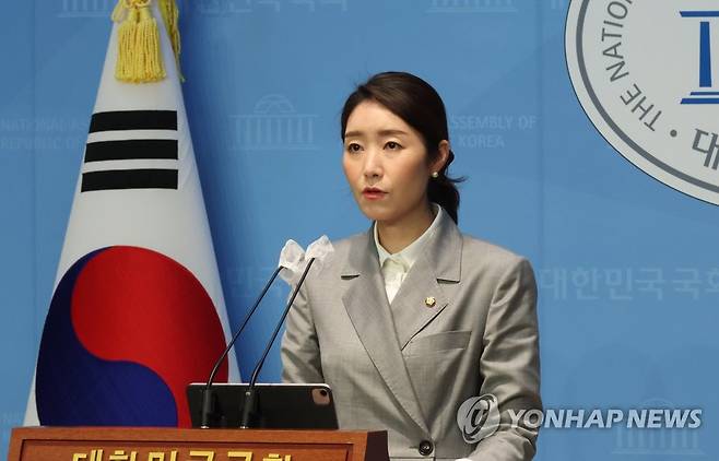 브리핑하는 더불어민주당 강선우 대변인 (서울=연합뉴스) 하사헌 기자 = 더불어민주당 강선우 대변인이 7일 오전 서울 여의도 국회 소통관에서 브리핑하고 있다. 2023.5.7 toadboy@yna.co.kr