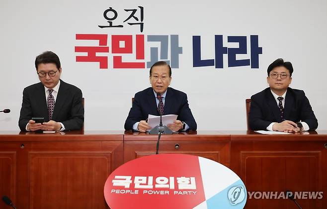 '최재해 감사원장 탄핵소추 기각에 대한 입장' (서울=연합뉴스) 김주형 기자 = 국민의힘 권영세 비상대책위원장(가운데)이 13일 서울 여의도 국회에서 기자회견을 열고 최재해 감사원장과 이창수 서울중앙지검장 등 검사 3명에 대한 탄핵심판 선고와 관련한 입장을 밝히고 있다. 2025.3.13 kjhpress@yna.co.kr