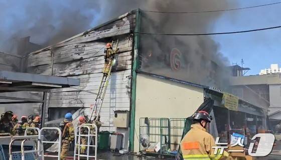 14일 낮 12시 56분쯤 부산 금정구에 있는 한 마트 화재 현장에서 소방대원이 진화작업을 벌이고 있다.(부산소방재난본부 제공. 재판매 및 DB 금지)