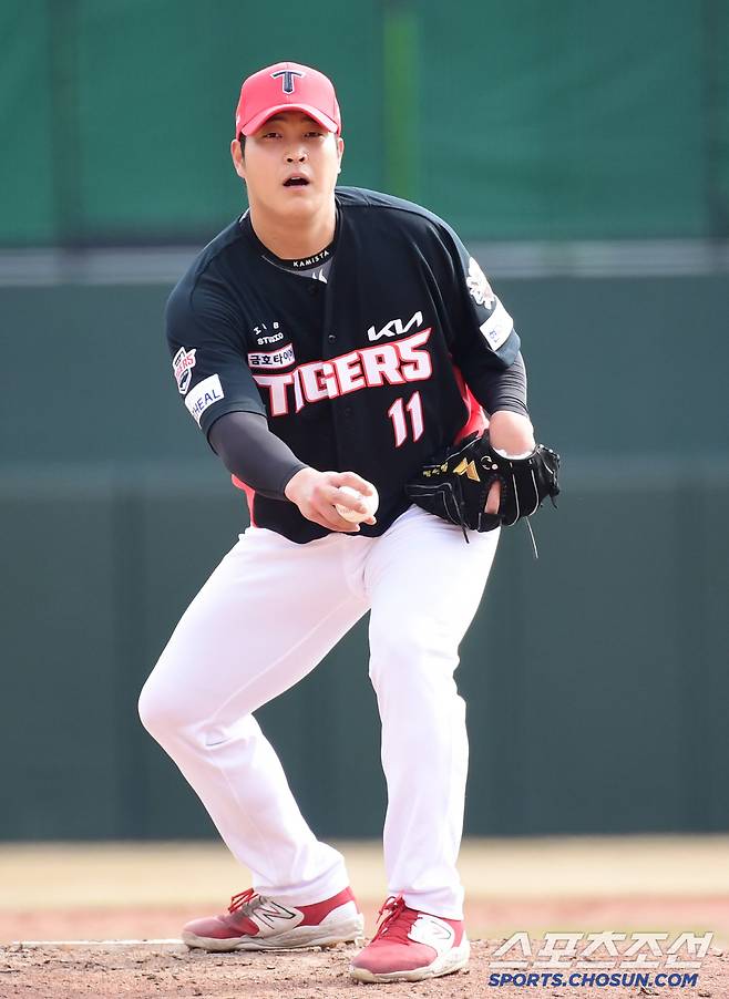 8일 부산 사직야구장에서 KBO리그 시범경기 롯데와 KIA의 경기가 열렸다. 투구하는 KIA 조상우. 부산=송정헌 기자songs@sportschosun.com/2025.03.08/