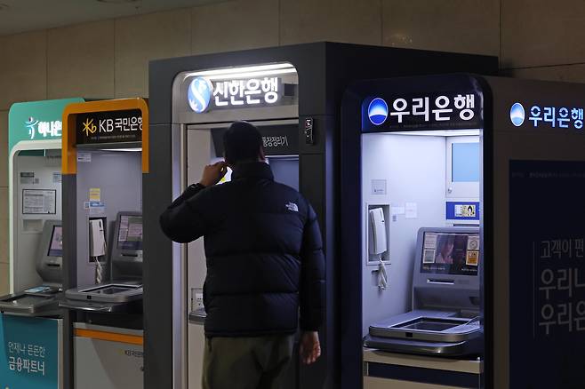 사진은 2일 서울 시내에 설치된 은행 ATM 기기./연합뉴스
