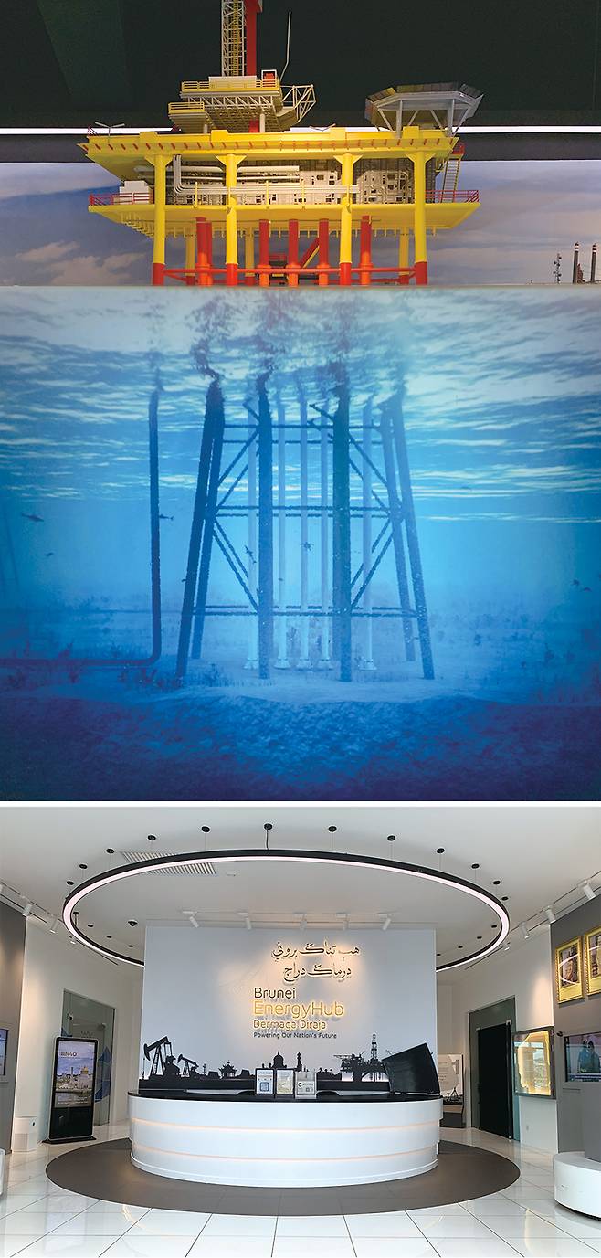 (위) 해저 석유 시추 및 채굴 탐사를 엿볼 수 있는 전시 모습, (아래) 브루나이 석유 및 가스산업 박물관 로비 전경
