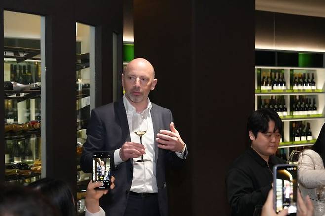 지난 13일 서울 중구 명동에 위치한 레스토랑 ‘모와’에서 열린 소규모 간담회에서 토마스 리니에(thomas lignier) 루이 라뚜르 경영 전문가가 루이 라뚜르 와인에 대해 설명하고 있다.ⓒ아영FBC