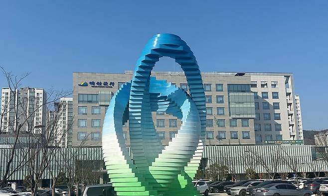 예산군청 전경. 예산군은 지난해부터 최근까지 국민신문고 등을 통해 백종원 대표의 더본코리아 등이 법을 위반했다는 공익제보 여러 건이 접수돼 사실 관계를 확인하고 있다. 송인걸 기자