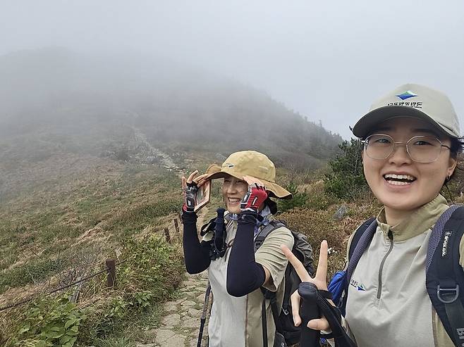 지난해 9월 지리산 세석평전에서 장터목으로 가는 능선 길에서 산바람을 맞고 있는 채현진 연구원(왼쪽)과 정수지 연구원.