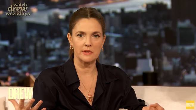 13일 방송된 ‘드류 베리모어 쇼(The Drew Barrymore Show)’에서 베리모어 모습./사진=유튜브 채널 ‘The Drew Barrymore Show’