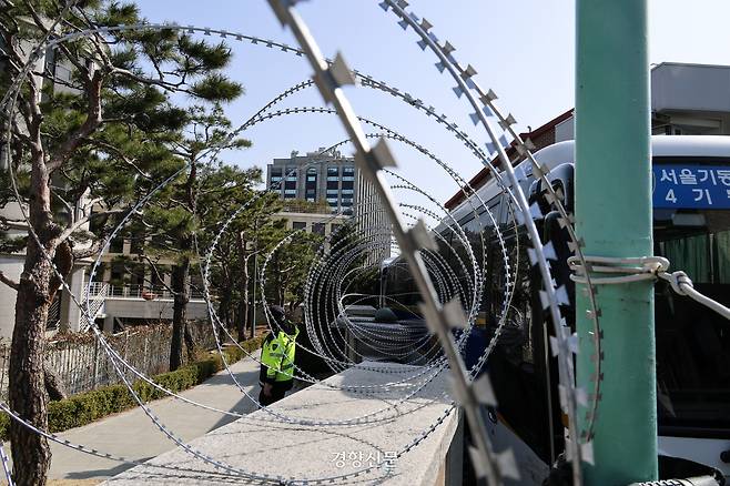 14일 서울 종로구 헌법재판소 담장에 철조망이 설치돼있다. 2025.3.14 이준헌 기자