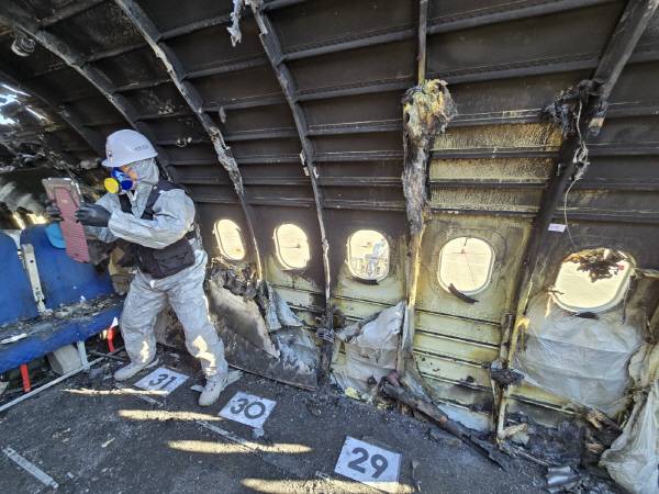 화재가 발생한 에어부산 여객기 선반. 국토교통부 제공