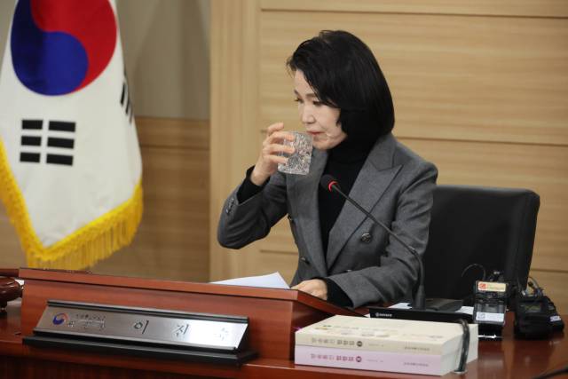 ▲이진숙 방송통신위원회 위원장이 2월 28일 정부과천청사 방통위에서 열린 4차 위원회 회의에서 물을 마시고 있다. ⓒ연합뉴스