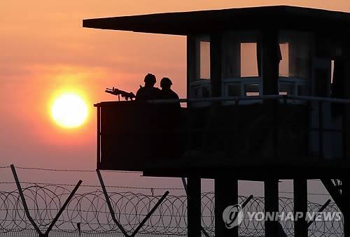 백령도 해안초소 경계근무 (백령도=연합뉴스) 홍해인 기자 = 북한의 지난달 31일 서해 북방한계선(NLL) 인근 포 사격, 백령도와 파주에서 발견된 무인항공기로 인해 남북간 긴장감이 고조되고 있는 가운데 2일 오전 인천 옹진군 백령도 한 해안 초소에서 초병들이 경계근무를 서고 있다. 2014.4.2 hihong@yna.co.kr