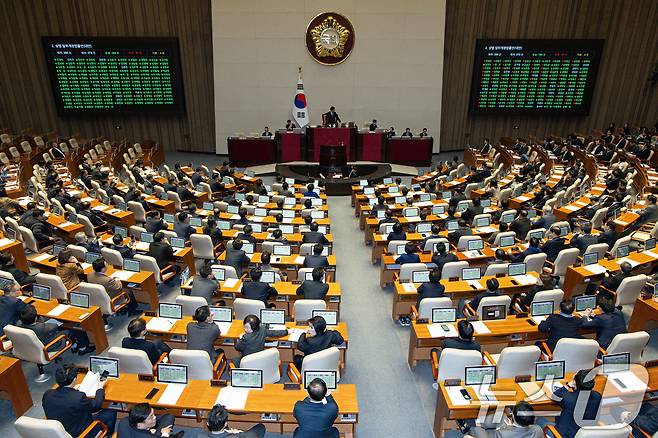 13일 오후 서울 여의도 국회 본회의장에서 열린 제423회 국회(임시회) 제1차 본회의에서 상법 일부개정법률안(대안)이 가결되고 있다. 2025.3.13/뉴스1 ⓒ News1 이재명 기자
