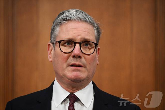 키어 스타머 영국 총리가 15일(현지시간) '의지의 연합' 국가들과 화상회의 후 기자회견을 하고 있다. ⓒ 로이터=뉴스1