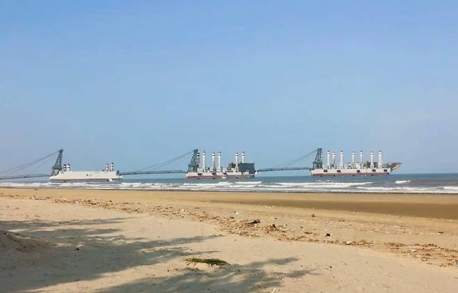 중국 바지선 3척이 연결된 모습./RFA