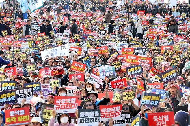 15일 서울 종로구 사직로에서 열린 '윤석열즉각퇴진·사회대개혁 비상행동 대행진'에서 참가자들이 피켓을 들고 구호를 외치고 있다. /사진=뉴스1