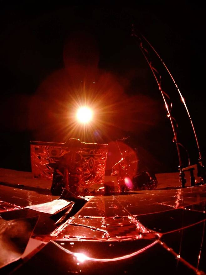 달에서 일식이 진행되는 동안 햇빛이 지구 대기를 통과하면서 굴절돼 달을 붉게 물들이고 있다. 파이어플라이 에어로스페이스 제공