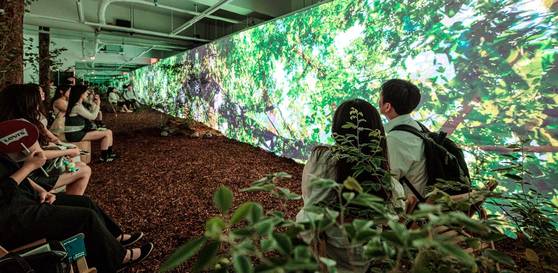 ‘세컨포레스트 디지털 치유정원’ 팝업 스토어에 방문한 관람객들이 디지털 기술로 구현된 가상의 숲과 정원을 체험하고 있다. 두나무