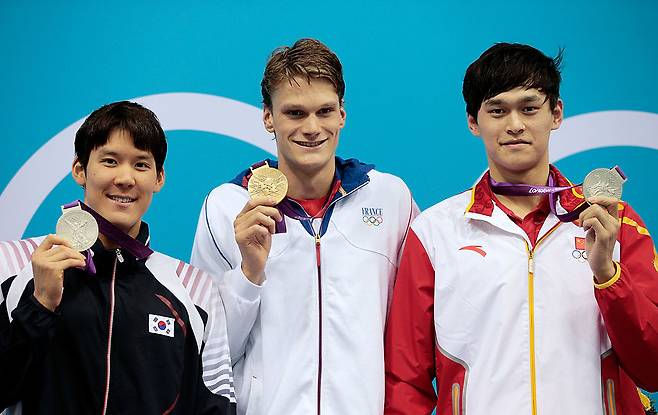 2012년 런던올림픽 시상식. 박태환(좌) 야니크 아넬(중) 쑨양(우)