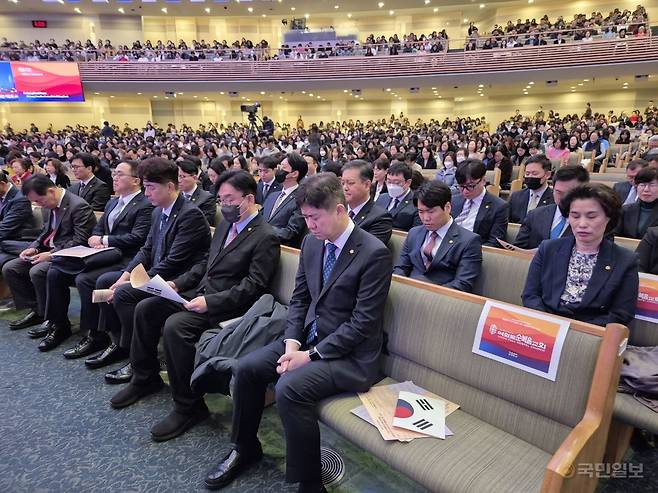 여의도순복음교회 교인들이 15일 서울 서초구 사랑의교회에서 진행된 국민 대통합을 위한 기도회에서 기도하고 있다.