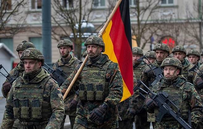 사진 / 북유럽 리투아니아의 국경일 기념 열병식에 참여한 독일 육군 부대가 국기를 앞세운 채 시가 행진을 하고 있다. 독일은 나토 동맹국인 리투아니아 방어를 위해 2024년 4월부터 리투아니아에 독일군을 주둔시키고 있다. AP연합뉴스