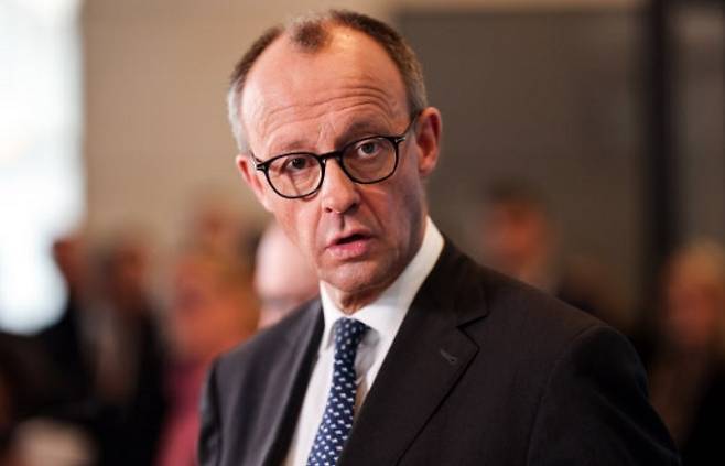 독일 기독민주당(CDU)/기독사회당(CSU) 연합의 프리드리히 메르츠 대표가 14일(현지시간) 의회에서 주요 정당 대표들과의 재정 운영안 협상을 마친 뒤 기자회견을 하고 있다. 메르츠는 그가 이끄는 CDU/CSU 연합이 최근 총선에서 승리함에 따라 오는 4월 독일의 새 총리로 취임할 예정이다. EPA연합뉴스